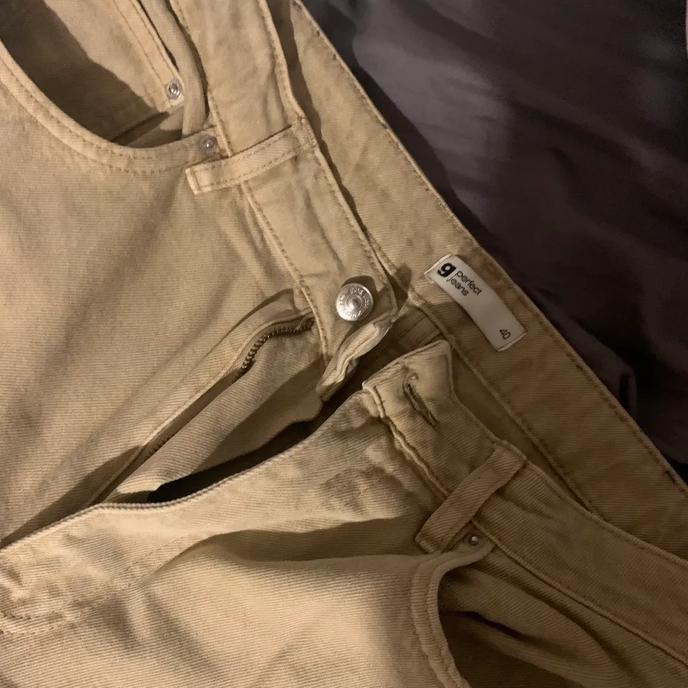Fina beiga jeans från Gina Tricot, säljs pga. att de inte passar längre. Superfin passform och i bra skicka😊 Pris 200 kr plus 45 kr frakt💘. Jeans & Byxor.