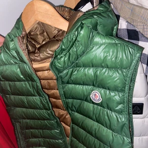 MONCLER VÄST  - Grön Moncler väst i storlek L. Säjer den då jag vill hellre ha pengarna. Har använts ganska lite ändå och är i nyskick. Köpt från haiendo. 