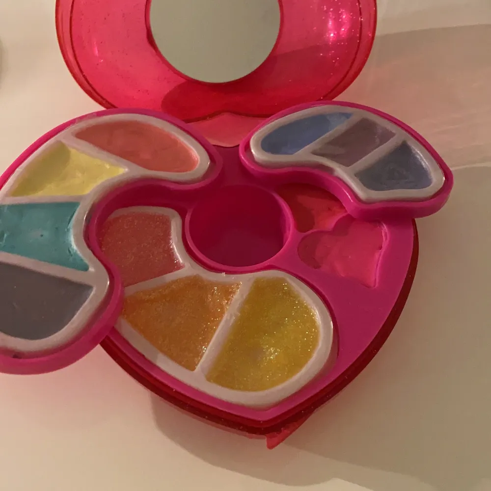Vill sälja den här leksak makeup helt ny aldrig använd. Priset kan diskuteras :). Asusteet.