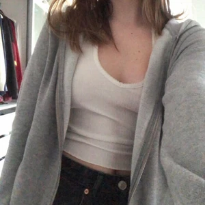 Grå zip up tröja - Säljer denna väldigt snygga gråa hoodien från Jack&Jones. Den är knappt använd men köpte den på sellpy💗