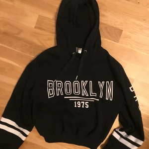 Hoodie med tryck - Hoodie med tryck ”brooklyn” från HM. Storlek XS. 