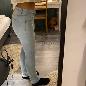 low waist jeans - lågmidjade jeans från Gina Tricot i strl 28, använda men i bra skick. köparen står för frakten🚚