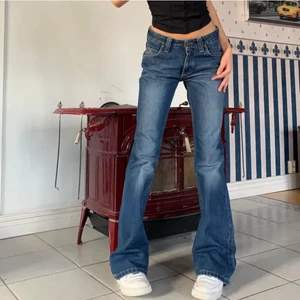 Lee jeans - Midwaist Lee jeans som jag köpt här på Plick. Verkligen skitsnygga men passar mig tyvärr inte. Midjemått 73cm, innerbensmått 83cm. Första och tredje bilden är lånade!!