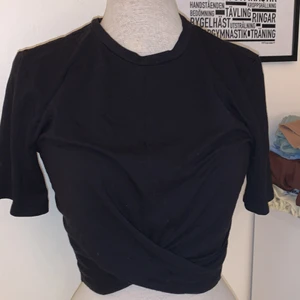 Fin topp med detaljer. -  Fin topp med detaljer från H&M storlek S. Tröjan I superbra skick och knappats använd💓