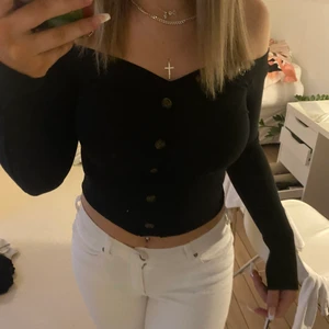 Off-shoulder tröja med knappar  - Sååå snygg tröja som ger en skitsnygg figur men andvänts inte tyvärr inte. har bara andvänt den vid 3-4 tillfällen och den är i nyskick. passar perfekt till jeans eller en svart ribbad kjol då det ser ut som ett sett då😍 lång i armarna och stretchig. köpt för 100- 149 kr men säljer för 40 kr och köparen står för frakten