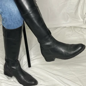 Svarta stövlar - Kontakta oss via DM på vår Instagram @reloved_uf om du är intresserad!