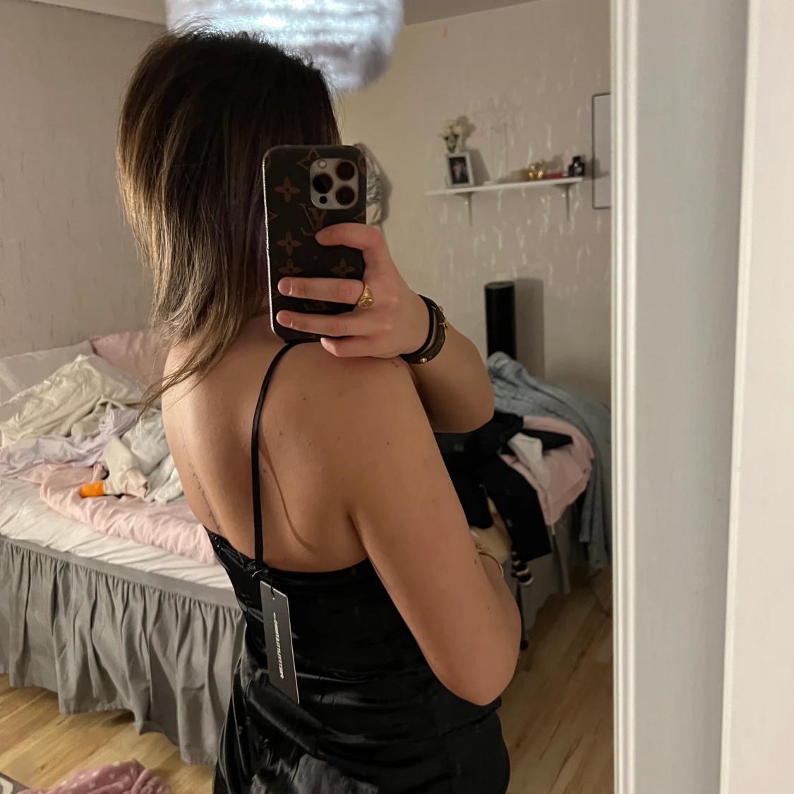 Silkesklänning från PrettyLittleThings - 90