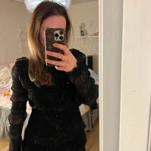 Klänning från NAKD - Långärmd med paljetter och glitter, använd en gång när jag slutade 9an. Missade fota det men den är kort🖤 Storlek 38!