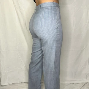 Randig kostymbyxa - Midjemått: 38 cm Innerbenslängd: 73 Ytterbenslängd: 107 cm ⭐️ Kontakta oss via DM på vår Instagram @reloved_uf om du är intresserad! Finns matchande kavaj 