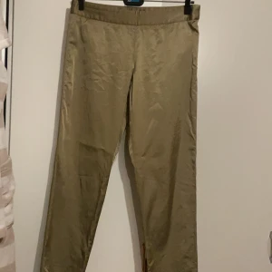 By Marlene Birger finbyxor, st 36 - Super snygga finbyxor i satin material, grön. 