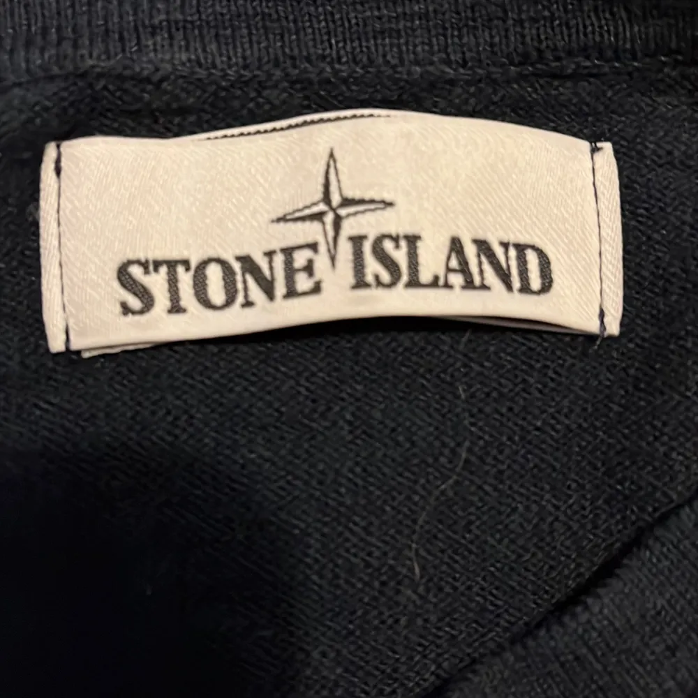 Marinblå Stone Island Sweater. Väldigt använd genom åren därav priset. Inget slitage och inga andra skador på plagget. Storlek Small, sitter som en small. Äkta såklart, köpt på Stone Island butiken i Sthlm City.. Tröjor & Koftor.