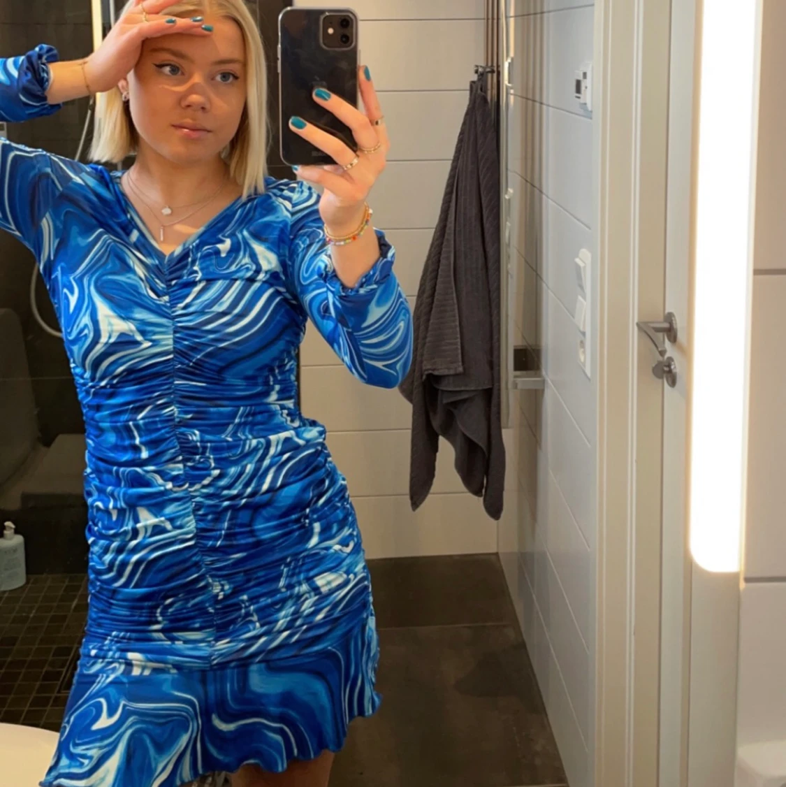 Snygg blå volangklänning