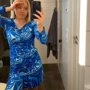 Snygg blå volangklänning - Superfin blå volangklänning, materialet är stretchigt vilket gör att den sitter väldigt fint på, säljer för jag endast skulle ha den till ett event, därför knappt använd💙 