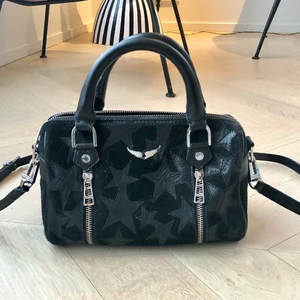 Zadig & voltaire väska - Världens finaste väska från Zadig & Voltaire. Modellen heter Sunny och den är i XS storleken. I väldigt fint skick. Finns inte att köpa längre. Den är svart!!