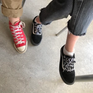 VANS skor - Strl 36. Knappt använda, köpta 2019 för 700kr på JD i Stockholm. Limited Edition med mönstrade snören. I perfekt skick. Dam skor men passar alla🥰 Säljer pga kom ej till användning