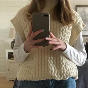 Väst - Jättefin stickad väst från NAKD, säljer då den är lite stor för mig. Storlek xs men skulle säga att den sitter mer som s, använd 1 gång