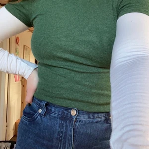 sååå fin grön topp - en topp i världens finaste gröna färg, aldrig använd🤎 priset är diskuterbart vid snabb affär :)