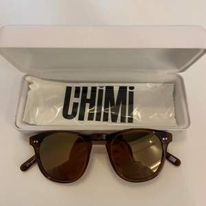 Ett par sprillans nya solglasögon från Chimi. Modellen är 001 med färgen brun och spegelglas! Köptes för 999 kr och inga ytliga skador då de inte är använda. Köparen står för frakten!