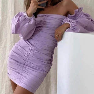 Lila klänning  - ‼️Första bilden är inte min‼️  Säljer denna superfina klänning från ginatricot i storlek M då den inte kommer till användning. Använd 1 gång så därav väldigt fint skick.  💕Säljer vid bra bud💕