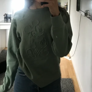 Pistage färgad collage tröja, Stl xs. Från Disney  - Pistage färgad college tröja. Micky mouse på framsidan. Väldigt skön och oanvänd 