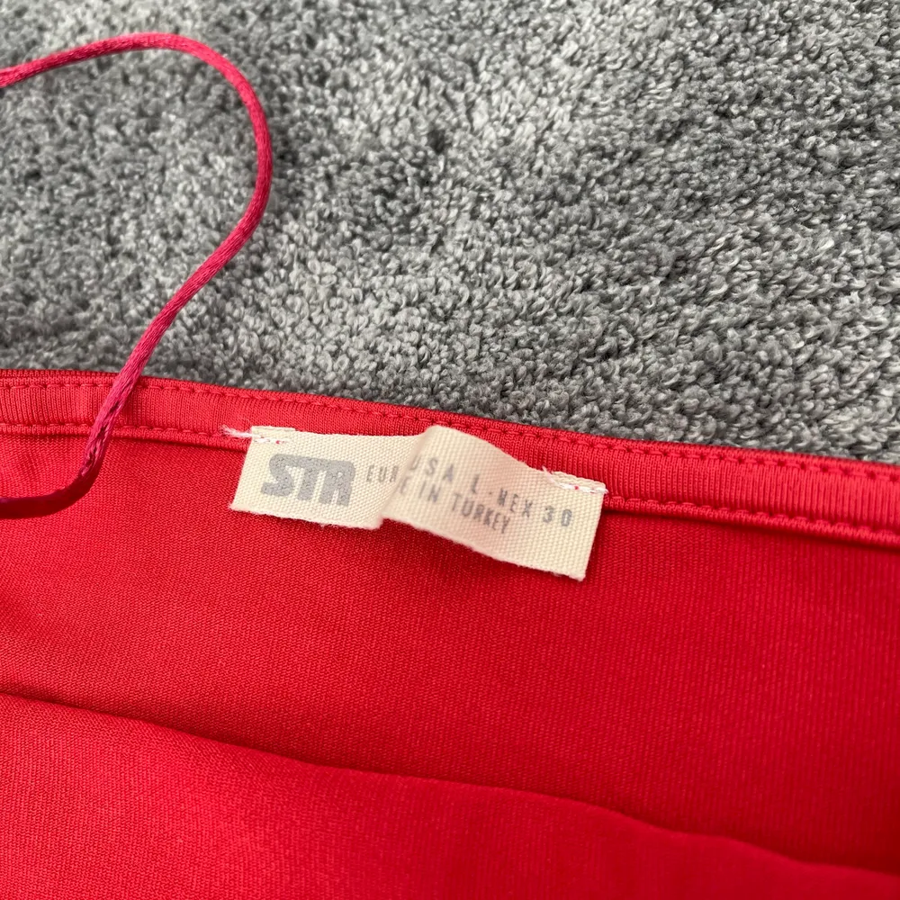 Säljer snyggt rött linne använd fåtal gånger! Storlek L men passar mer S/Xs!. Toppar.