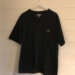 Svart oversized t-shirt  - Svart oversized t-shirt, storlek M herr. Skulle säga att den passar som L med. Köpt secondhand men fortfarande i fint skick.💛