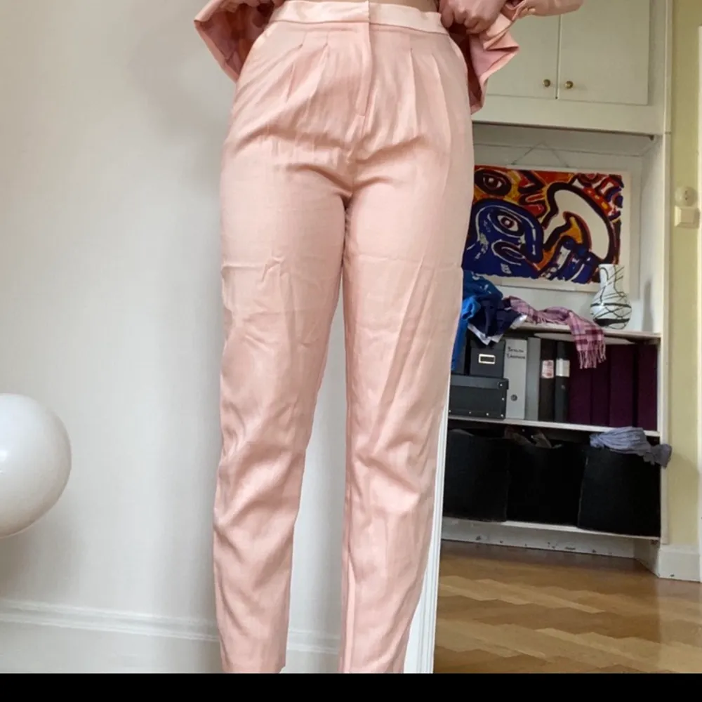 En rosa kostym i linne likande material från ASOS i storlek 38 men passar en 36 bättre. I fint skick endast använd ett fåtal gånger. . Kostymer.