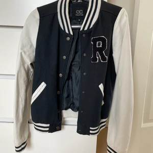Collegejacka - Säljer min superfina collegejacka! Mjuk vid de blåa & skinnaktig på armarna. Superskön & luftig, perfekt till våren/sommaren. Köpte för 900kr, startpris: 300+frakt, vid stort intresse blir det budgivning! Buda i kommentarerna från 300kr