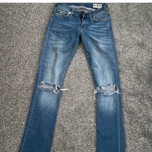 Lågmidjade boutcut jeans - Säljer dessa lågmidjade boutcut jeans som jag köpte här på Plick för bara någon dag sedan, säljer de då de var för små på mig tyvärr. Köparen står för frakten och betalning sker via swish, vid många intresserade=budgivning💗