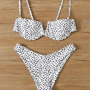 Bikini - Supersöt bikini i storlek M, men sitter mer som en S. Endast använd en gång. Köparen står för frakten 🥰 högsta bud: 90kr