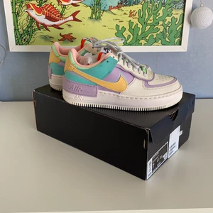 Air Force 1 shadow pale ivory - Skorna är bara använda i en kort stund alla stjärnorna är kvar Inge skador. Köpta på our story kvitto finns 