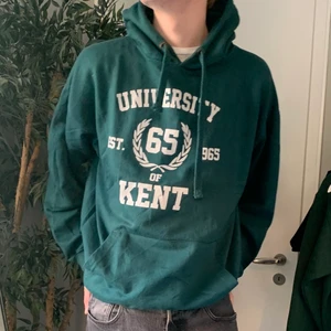 Vintage hoodie med tryck - Mörkgrön vintage hoodie i mycket fint skick. Tryck på framsidan. Storlek XL men passar allt ifrån S-L beroende på önskad passform