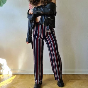 Sköna liknande kostymbyxor/tights!  - Randiga, stretchiga och sköna byxor som är helt perfekta för vår och sommaren! De är knappt använda och därför jag säljer dom så någon får bättre användning av dom ❤️ Sitter som en smäck och ge en bra figur! Storlek L men passar mig som är storlek S/36