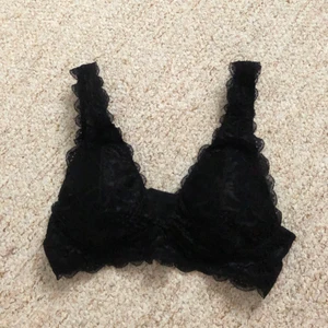 Bralette - Jättefin bralette från Gina tricot men har tyvärr inte fått någon användning för den. Storlek S skulle säga den passar A/B kupa. Köparen står för frakt!💕