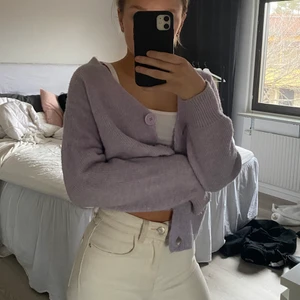 Ljuslila kofta - Kofta i fint skick från vero Moda! Jätteskönt tyg, inte alls stickigt som vissa kan vara. Frakten är 66kr och då är den spårbar❤️