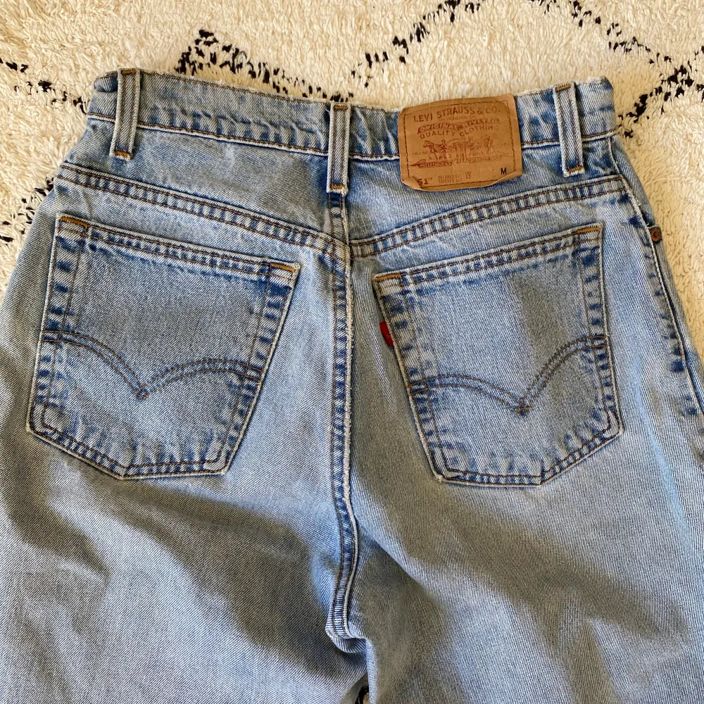 Ett par perfekta sommar jeans i den snyggaste ljusa denim färgen. Använd endast fåtal gånger, köpta secondhand. Passar perfekt på någon som är runt 160-170. (Första bilden är lånad) . Jeans & Byxor.