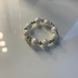 Pärlarmband i vitt och guld - Superfint och somrigt armband, elastiskt😊 Säljs för 60kr inkl. frakt