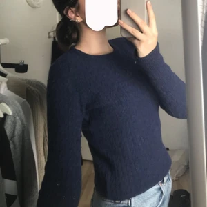 Mörkblå tröja💙 - Mörkblå tröja med fint mönster🙃💙 sälja bara för att den inte kommer till andvänding