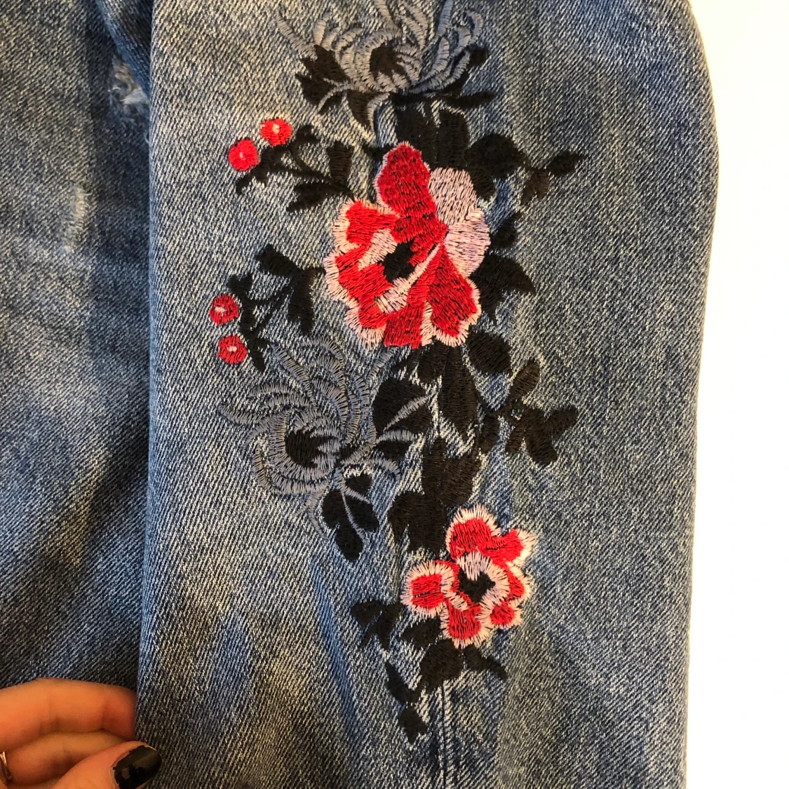 Blue flower embroidered jeans - 90