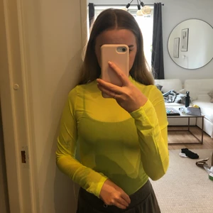 Mesh-top i neon  - Neonfärgad mesh-top i storlek XS från H&M Divided. Sparsamt använd och i fint skick 💚