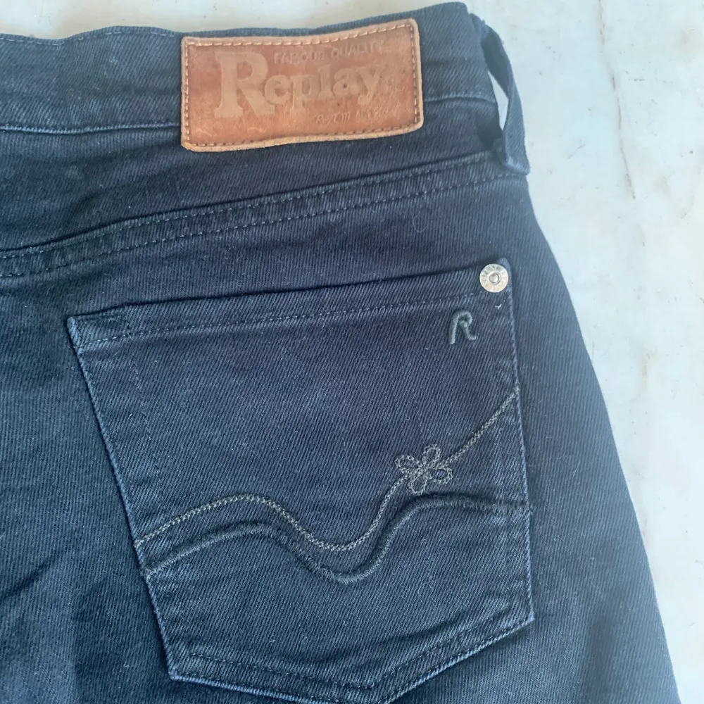 Lågmidjade jeans från Replay. Säljer på grund av att de är för små på mig (jag är 175cm). Storlek W27 L34. Köparen står för fraktkostnaden.  . Jeans & Byxor.