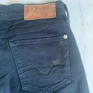 Lågmidjade jeans från Replay. Säljer på grund av att de är för små på mig (jag är 175cm). Storlek W27 L34. Köparen står för fraktkostnaden.  
