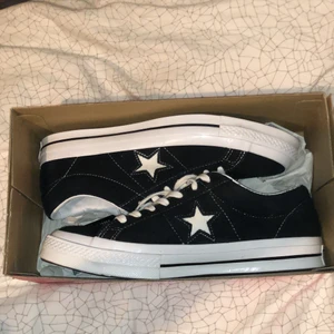 Converse One Star Ox  - Säljer dessa sjukt snygga converse sneakers pga fel storlek. Aldri använda. Dessa skor är ett par sjukt cleana snekaers. Pris i butik ligger på 899kr men jag vill bli av med dom och säljer därför för 550kr. Original box följer med. Möts eller frakar spårbart.