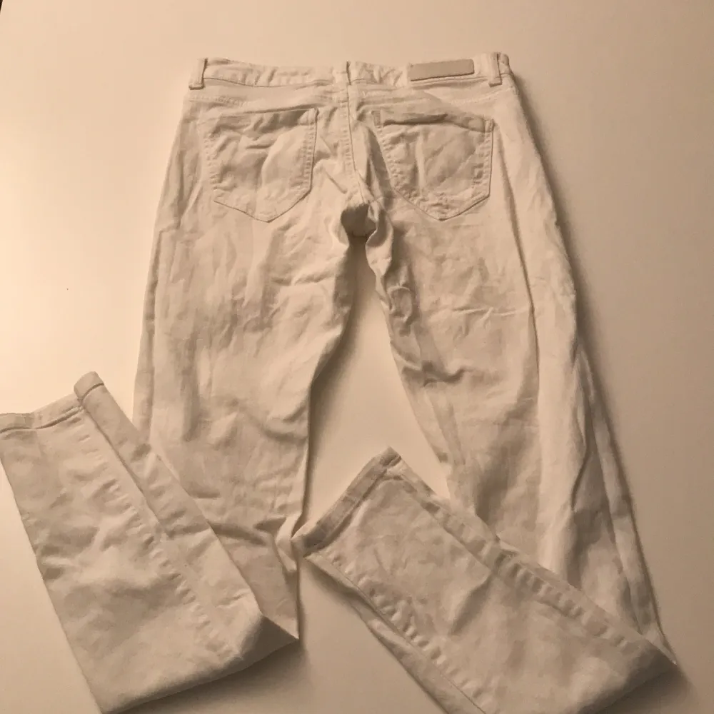 Vita jeans med hål stl 30/32. Jeans & Byxor.