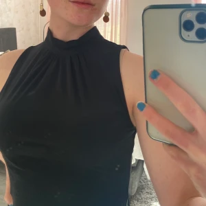 Body - En enkel svart body från Zara som passa både till fest och vardag. Jättefin i ryggen! 