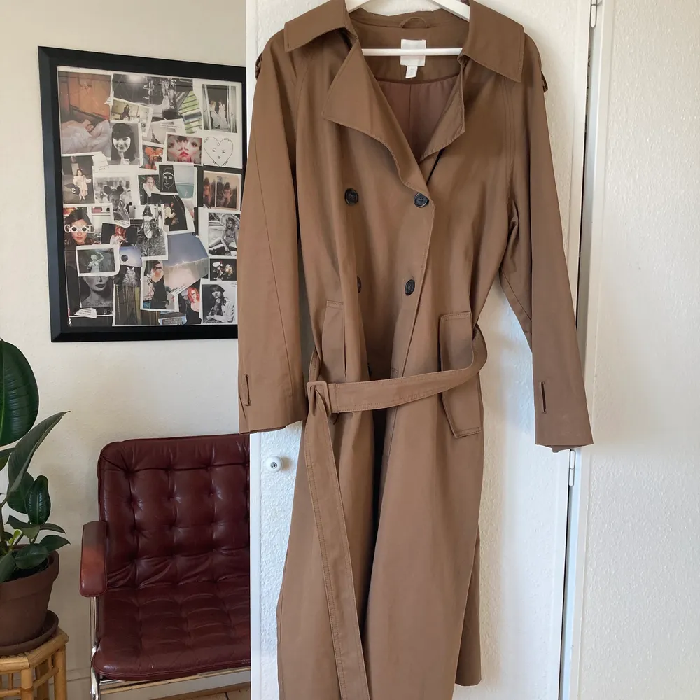 Perfekt Brun lång trenchcoat i storlek M från HM till våren 🌿🌱  knappt använd, köparen står för frakten 66 kr🌞  kan tänka mig att gå ner i pris vid snabb affär 🦋så ge prisförslag  . Jackor.