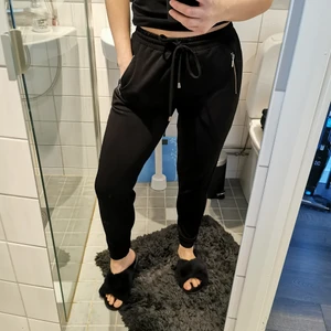 Stilfulla jogger. S - Snygga och sjukt sköna joggers i storlek S. Samfraktar gärna. Frakt 69kr. Swishbetalning