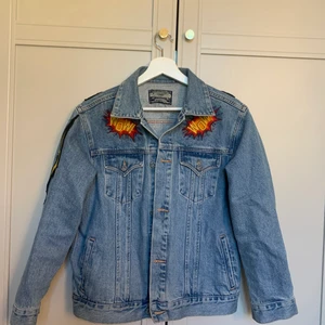 Jeansjacka - Säljer denna jeansjacka från Crocker Jeans med coola tryck fram och bak. Jackan är oversized i storlek S, men passar även XS och M. Aldrig använd. 