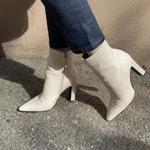 Klackskor - Ett par så snygga klackskor i läderimitation. Älskar dom men får tyvärr inte plats i garderoben längre. Budgivning om många är intresserade