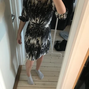 Klänning - Möstrad och fin klänning från tiger of sweden i stl 32 (funkar för 34, xs). Säljer eftersom den blivit för trång över min byst. Kommer inte ihåg ordinare priset så säljer för 120kr+frakt. Hör av er vid intresse eller frågor!!🥰🤍